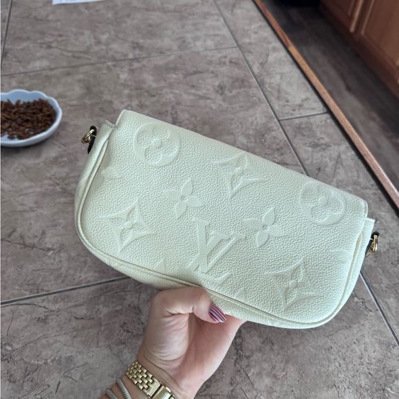 Authentic Louis Vuitton ivy wallet on chain in cream - Picture 3 of 10